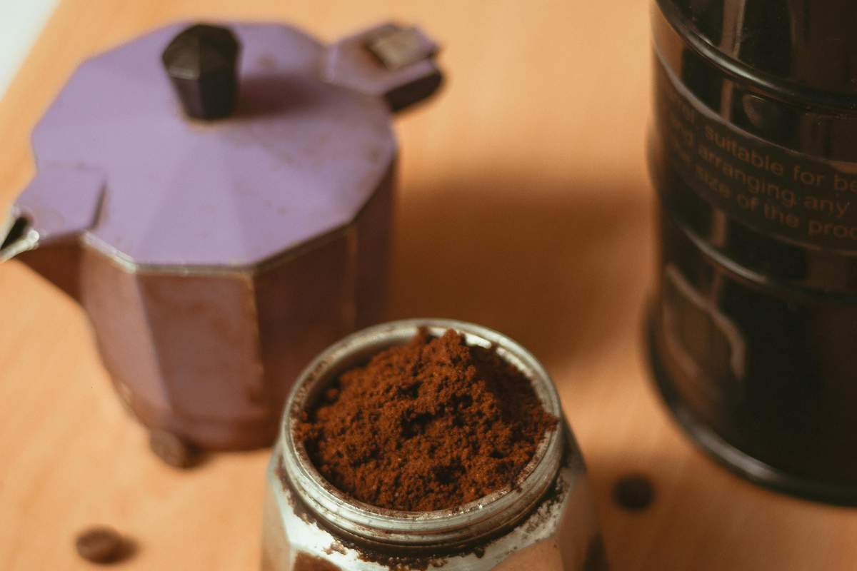 Il trucco "dello spazzolino" per avere un caffè come al bar usando la moka