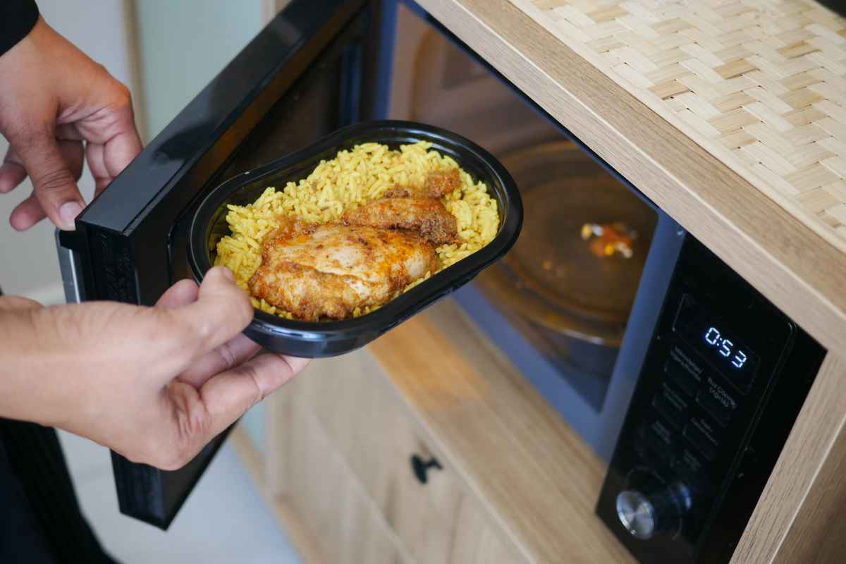 Microonde, il trucco "dell'anello" per scaldare cibo in modo uniforme