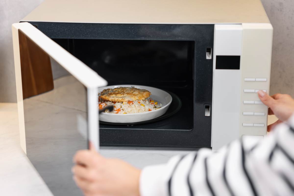 Microonde, il trucco "dell'anello" per scaldare cibo in modo uniforme