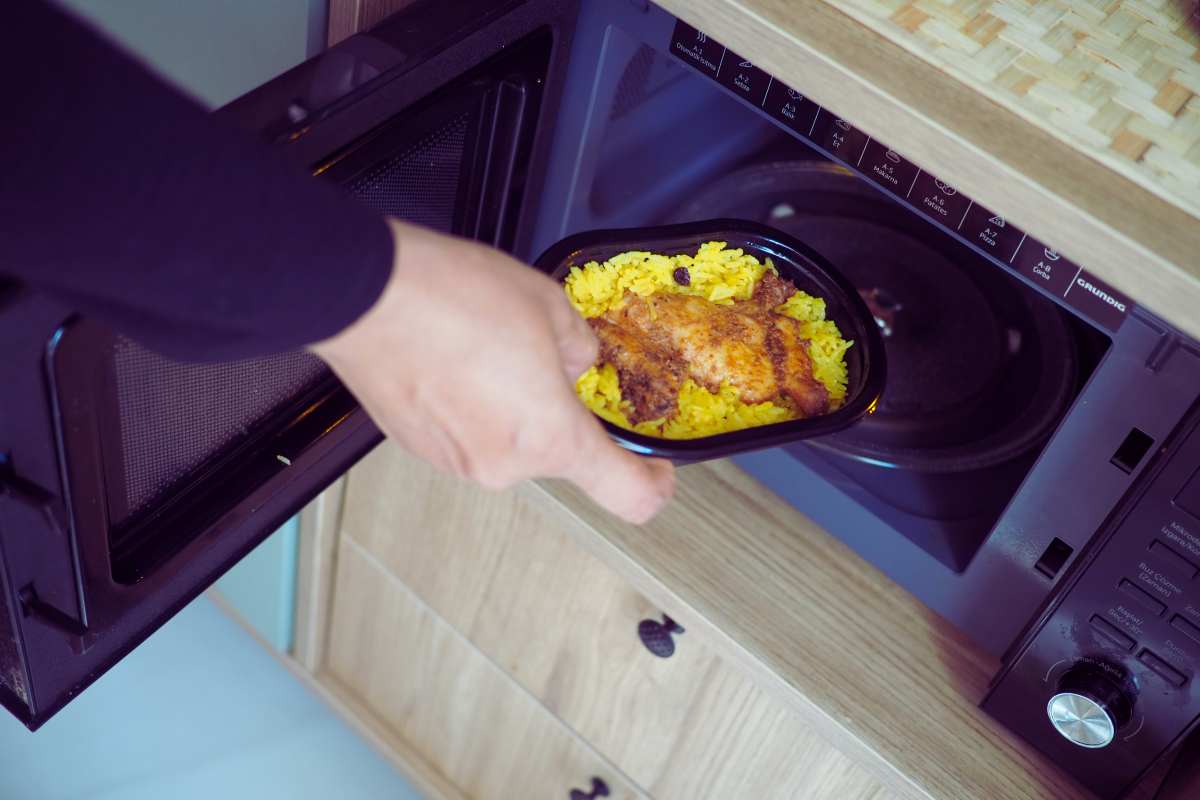 Sportello del microonde aperto o chiuso? I rischi