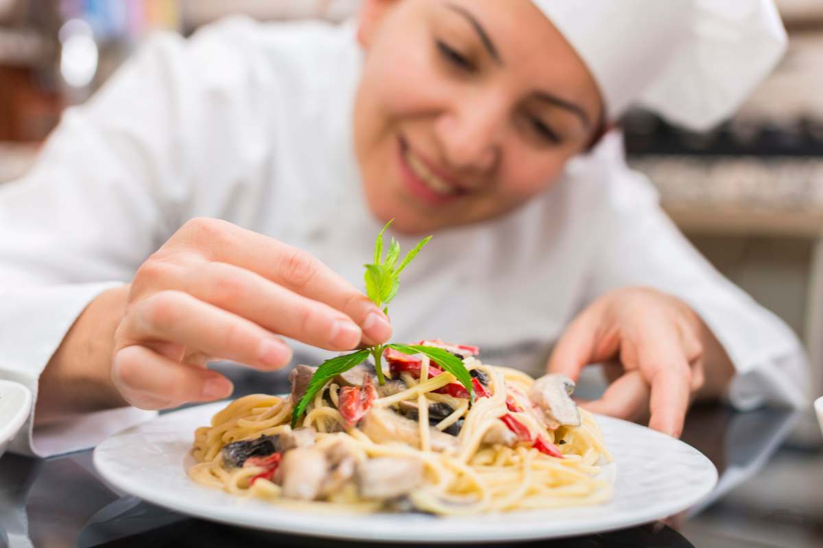 chef pasta piatto