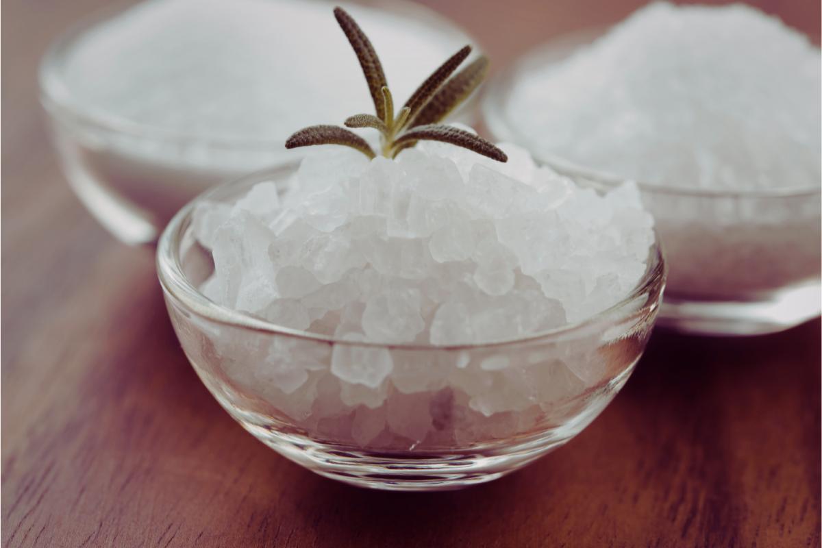 Sale grosso e rosmarino in una ciotola: a cosa servono