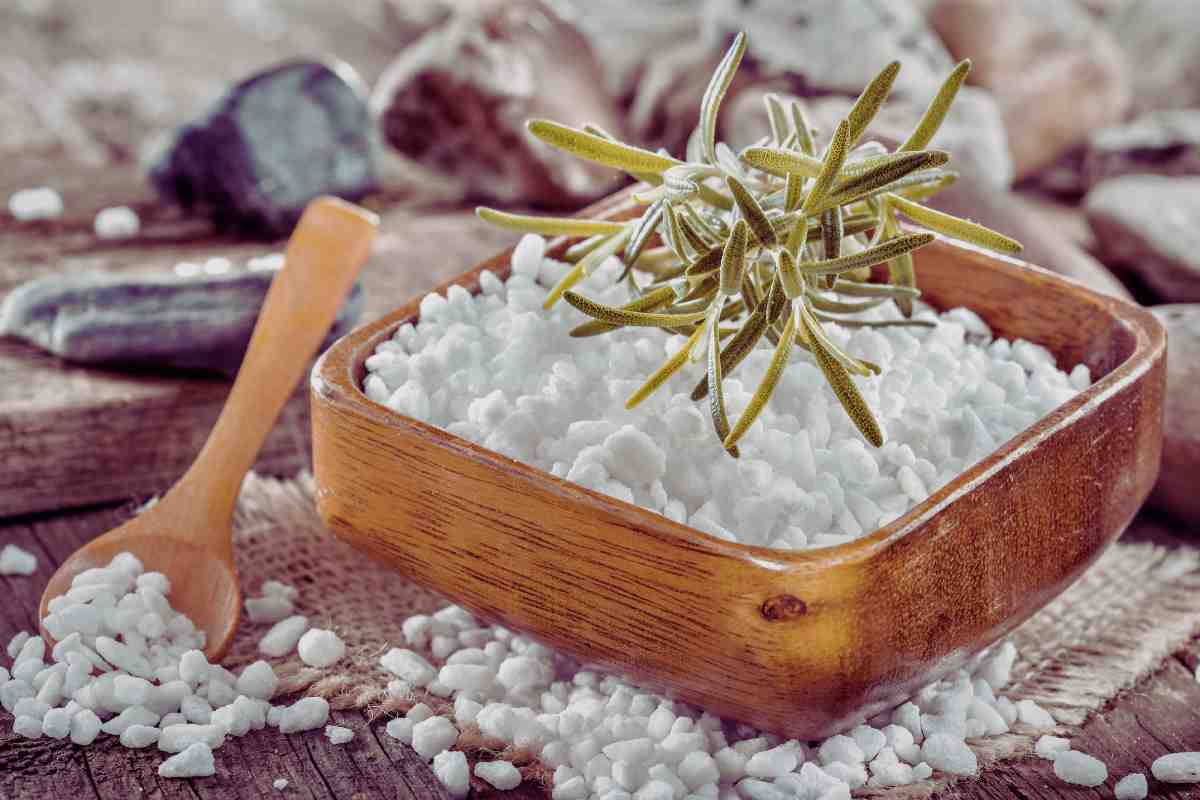 Sale grosso e rosmarino in una ciotola: a cosa servono